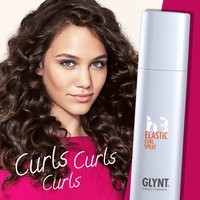 Glynt-Werbefoto: Frau mit Locken mit Elastic Curl Spray