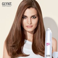 Glynt-Werbefoto: Frau mit Breeze Detangler Spray